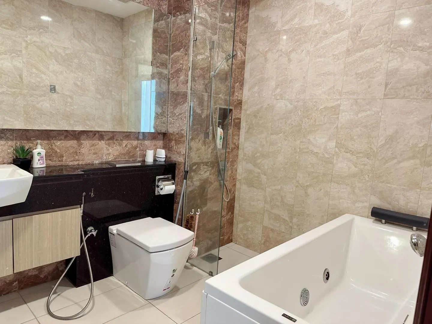 Paragon Suites Jacuzzi Suites Jchome By Mwm Johor Bahru Apartmán